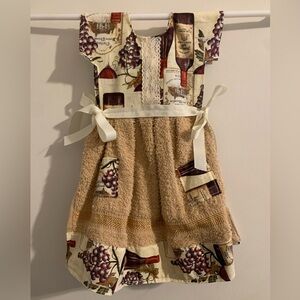 Kitchen Decor Towel Dress: Grapevine Design